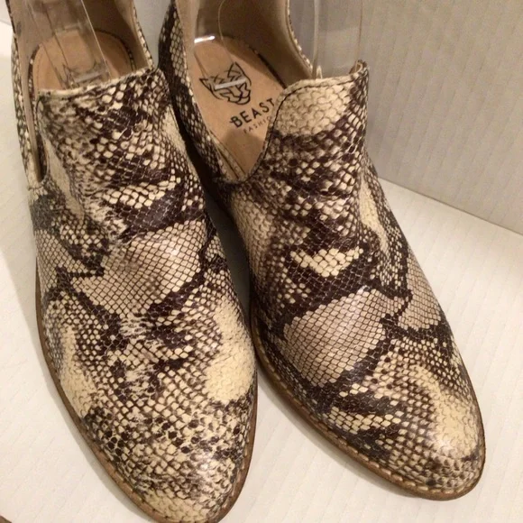 Beast Fashion Booties Ankle Boots with Side Cut Out and Stacked Heel Size 6 - Picture 2 of 8